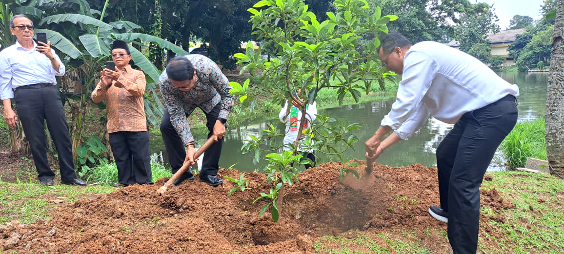 Menghadiri Acara Dies Natalis 75 Tahun ISTN. Dilanjutkan dengan kegiatan penanaman pohon Alpukat Cempedak dan Pelepasan benih ikan sebanyak 5000 ekor di lahan dan danau ISTN.